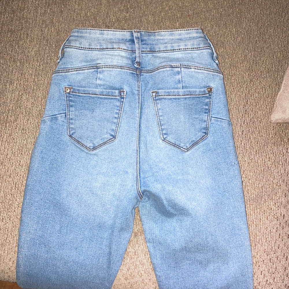 woman’s sculpting cropped skinny jeans